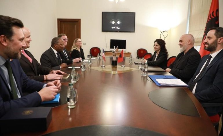 “Rëndësia e gjyqësorit të pavarur dhe reforma në drejtësi”/ Ambasada amerikane zbardh detaje nga takimi mes Ramës dhe ndihmës sekretarit Todd Robinson