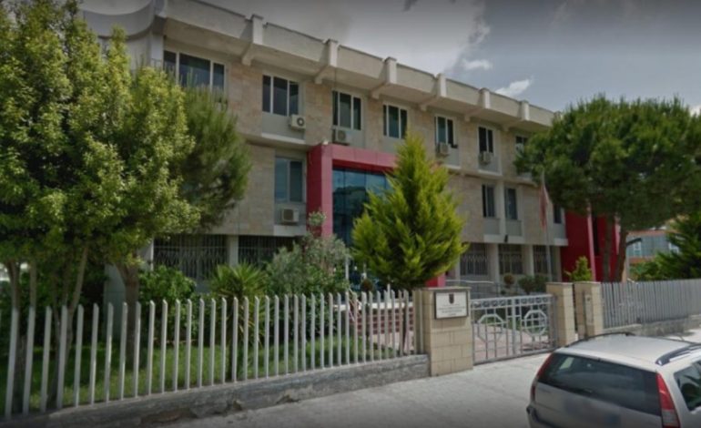 Lejuan 37 ndërtime pa leje, dënohen 4 inspektorët e IKMT-së në Bashkinë e Lushnjës, 2 policët dhe 6 të pandehur të tjerë