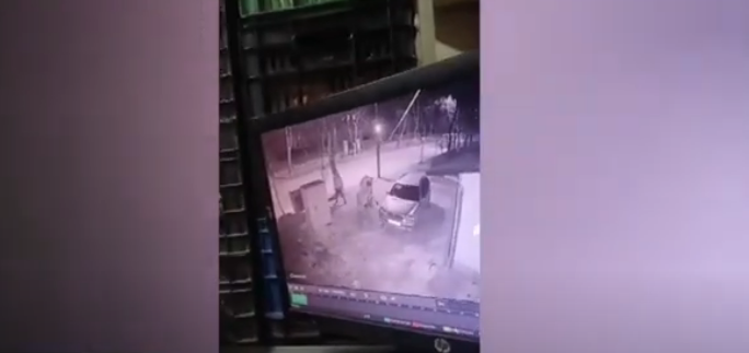 VIDEO/ Katër të rinj djegin dy makina në Korçë, shikoni momentin kur flakët përpijnë mjetin