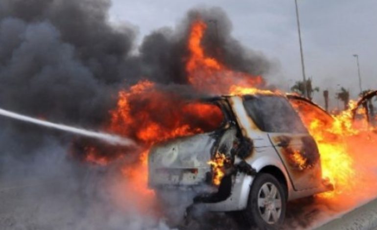 Shkrumbohet nga flakët makina e parkuar në Maliq, ja çfarë dyshohet