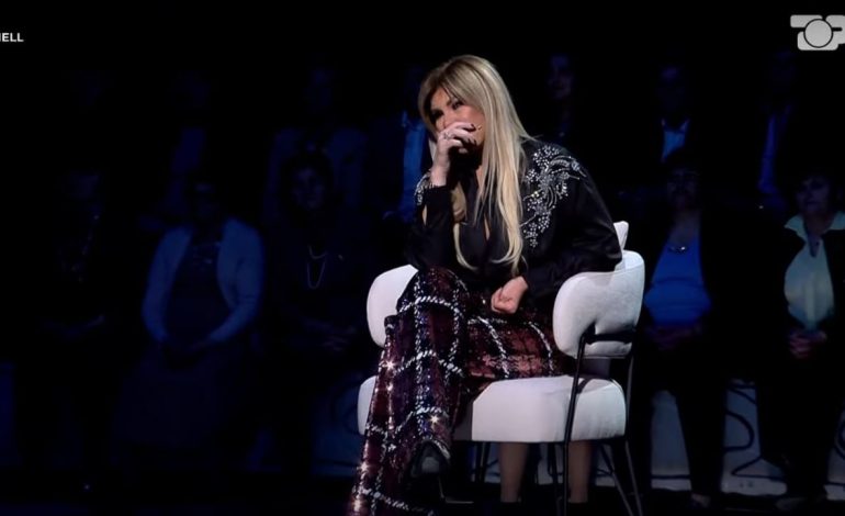 Foto e rrallë e Manjola Nallbanit e veshur nuse! Këngëtarja shpërthen në lot kur dëgjon…