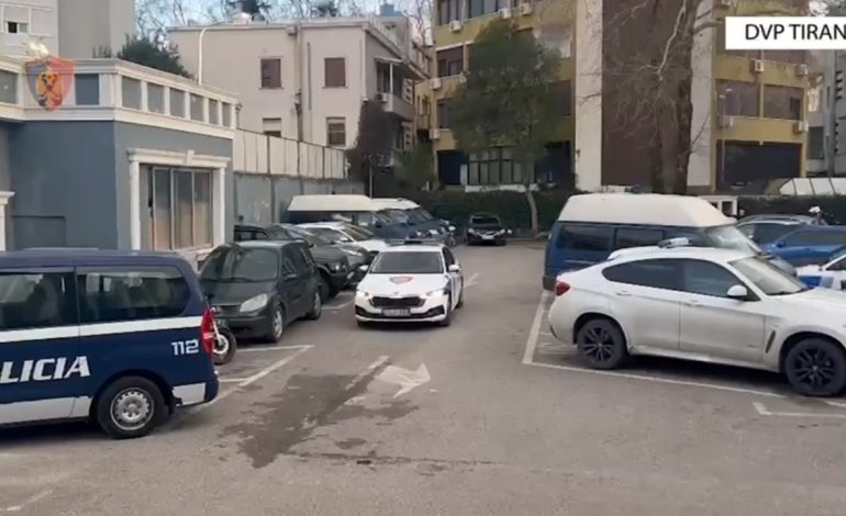 Dy pistoleta, krehra, municion luftarak dhe kokainë/ Dy persona bien në prangat e policisë së Tiranës