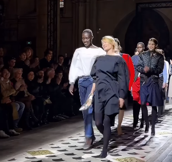 Modelja rrëzohet gjatë sfilatës në Paris, publiku e duartroket