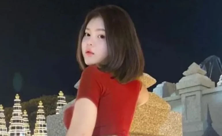 Pozoi me të pasme në një statujë, ja sa vite burg rrezikon modelja