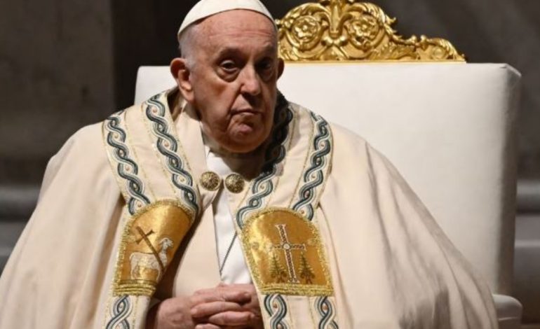 Besimtarët katolikë festojnë Pashkët, Papa Françesku: Të mos lejojmë që të burgosemi nga gurët e vdekjes