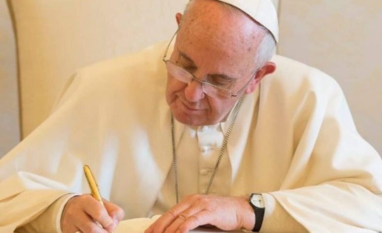 Papa Françesku miraton shpalljen e dy martirëve të tjerë shqiptarë, shkon në 40 numri i klerikëve