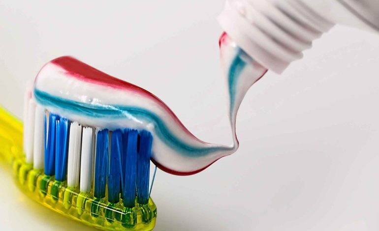 Përse Nuk Duhet t’i Lani Dhëmbët Direkt Pasi Keni Ngrënë