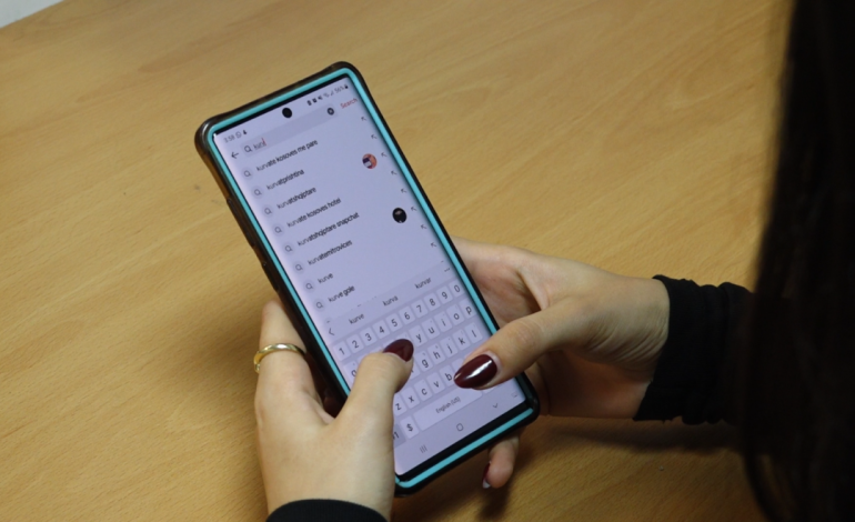 Në Ballkan TikTok-u përdoret për t’i ‘turpëruar si të përdala’ gratë dhe vajzat