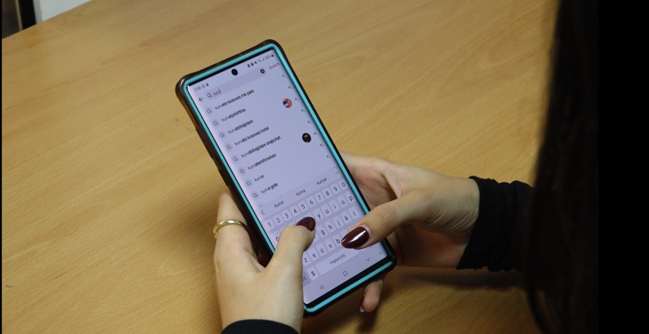 Në Ballkan TikTok-u përdoret për t’i ‘turpëruar si të përdala’ gratë dhe vajzat