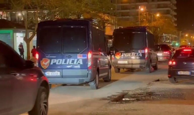 Policia dhe FNSH ‘blindojnë’ Vlorën, disa të arrestuar nga aksioni ‘blic’