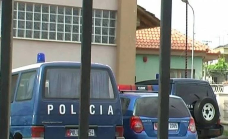 I vunë flakën dy automjeteve mëngjesin e sotëm në Korçë, arrestohen katër autorët e dyshuar