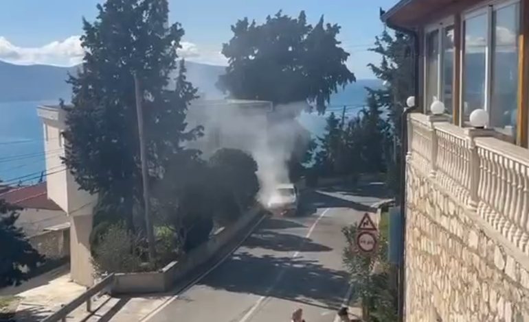 Përfshihet nga flakët një makinë në Kaninë të Vlorës, zona ‘pushtohet’ nga tymi