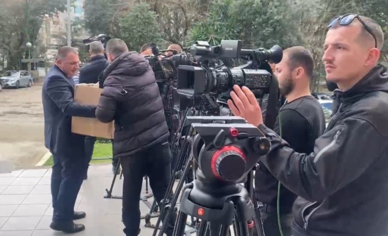 Deputeti i Elbasanit sjell ballokume për kolegët dhe gazetarët për Ditën e Verës