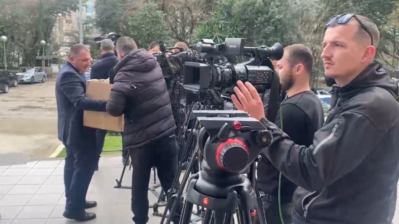 Deputeti i Elbasanit sjell ballokume për kolegët dhe gazetarët për Ditën e Verës