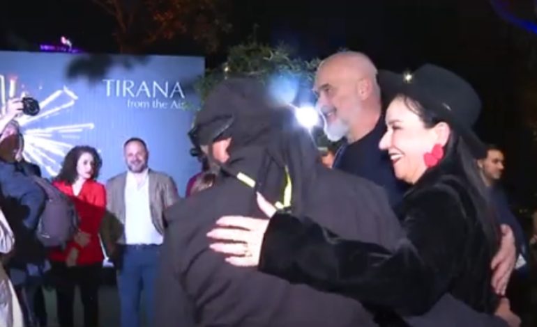 “Tirana nga ajri”/ Shfaqet premiera e filmit dokumentar i Edi Ramës dhe Alket Islamit