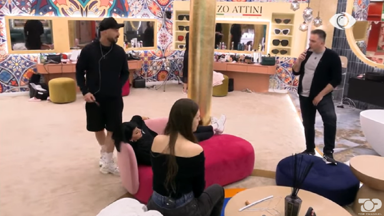 “Rob më të trashë nuk kam parë në jetë”, debat mes Julit dhe Romeos: Ti je gomar nëse…