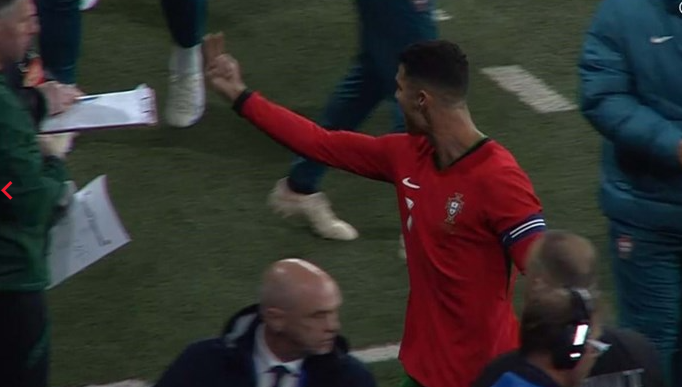 VIDEO/ Ronaldo zemërohet me gjyqtarët, gjeste të vrazhda kundër tyre kur largohet nga fusha