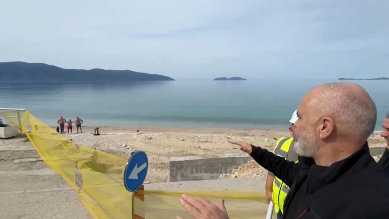 “O gjigand hajde provoje, se je djalë i ri”, qytetari fton Ramën të lahet në det, kryeministri: I kemi ndarë punët