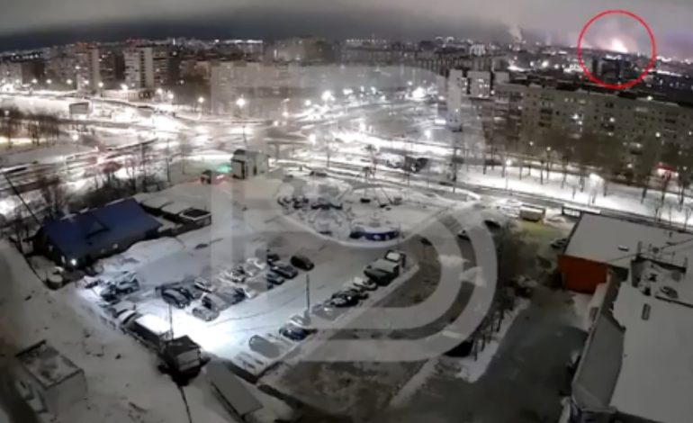 Fabrika ruse sulmohet me dron, pamje nga momenti i shpërthimit