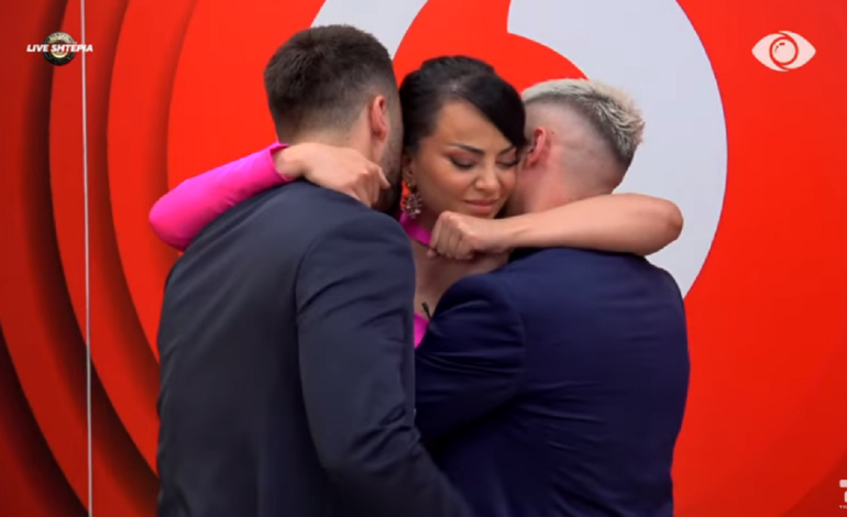 “Dy vëllezër më kanë vdekur nga pakujdesia…”/ Sara sqaron foton virale me Meritonin: Më dogjën shpirtin, ishte e tepërt