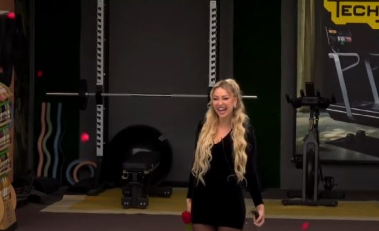 Video/ Trëndafila të kuq nga qielli, Sara Karaj surprizohet për ditëlindjen e saj: Të dua…