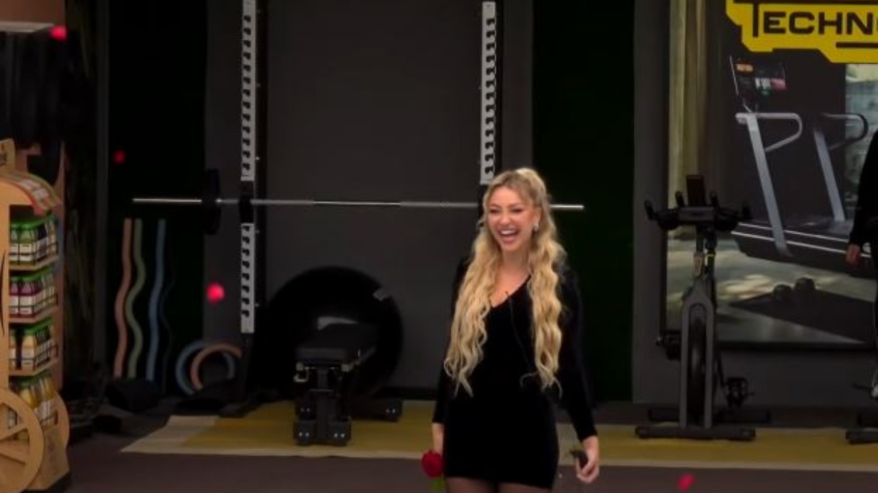 Video/ Trëndafila të kuq nga qielli, Sara Karaj surprizohet për ditëlindjen e saj: Të dua…