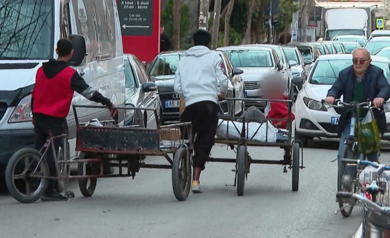 Fëmijë që shesin/ Braktisin shkollat dhe punojnë rrugëve! Vëzhgimi i Top Channel në Tiranë