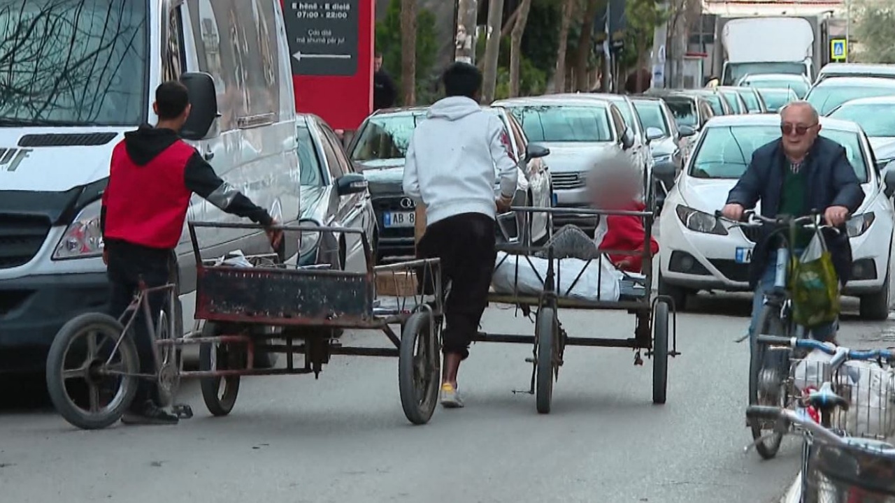 Fëmijë që shesin/ Braktisin shkollat dhe punojnë rrugëve! Vëzhgimi i Top Channel në Tiranë