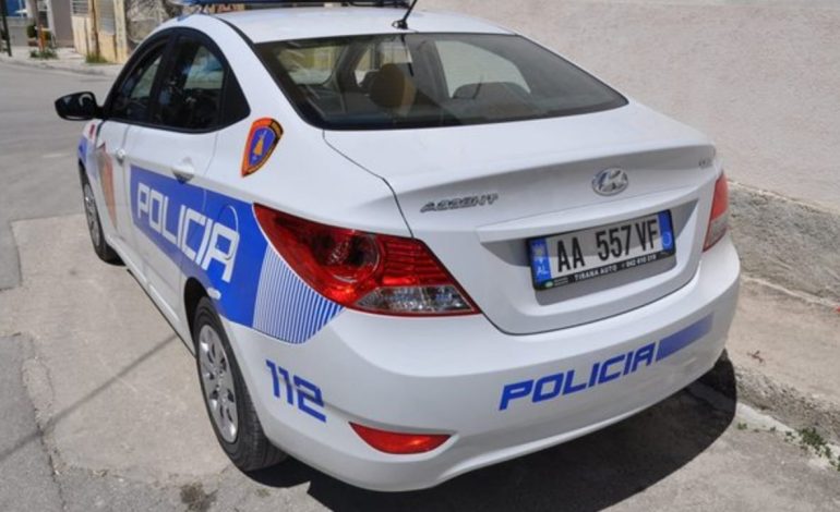 LAJM I FUNDIT! Përfshihet nga flakët makina e drejtoreshës së Tatimeve në bashkinë Vlorë, shoqërohen në polici disa persona