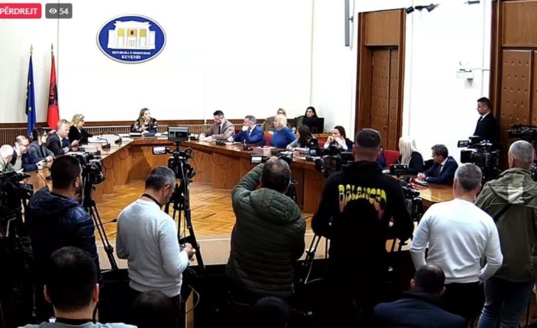 Nis me debate komisioni hetimor në Shëndetësi/ Ndrecaj: Jo deklarata politike dhe partiake! Vokshi: Pak respekt, nëse keni ardhur për të bërë zhurmuesin…