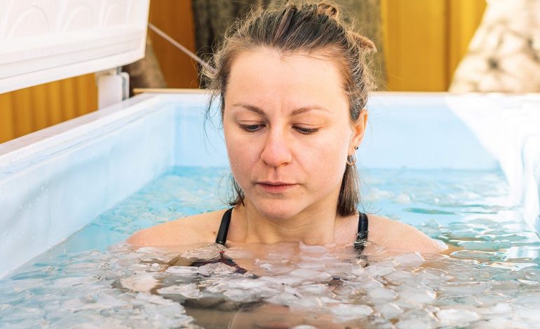 Çfarë është terapia me ujë të ftohtë? Një udhëzues i detajuar shkencor
