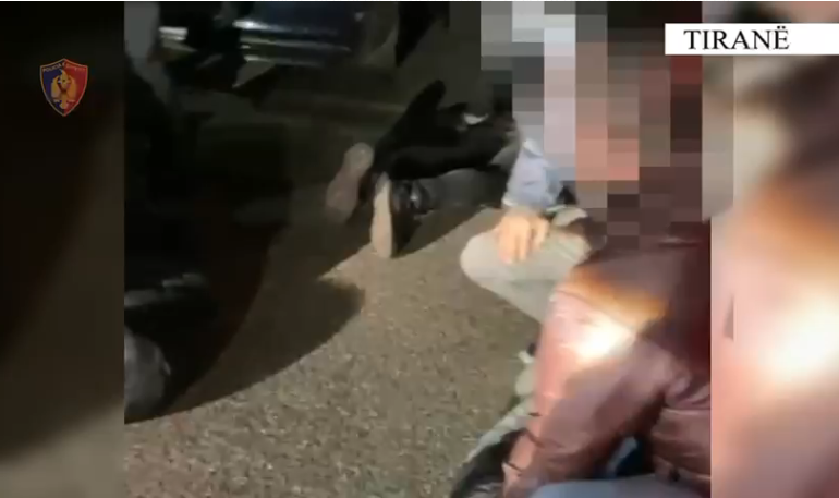 EMRAT/ Me 9 kallashnikovë dhe pushkë në bagazhin e makinës, arrestohen 5 të rinj në Tiranë! Armët vinin nga Shkodra për t’u shitur në kryeqytet