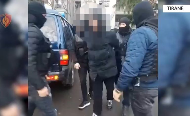 Sherr për motive pronësie mes tre të rinjve në Tiranë! 21-vjeçari kërcënon me armë zjarri 26-vjeçarin