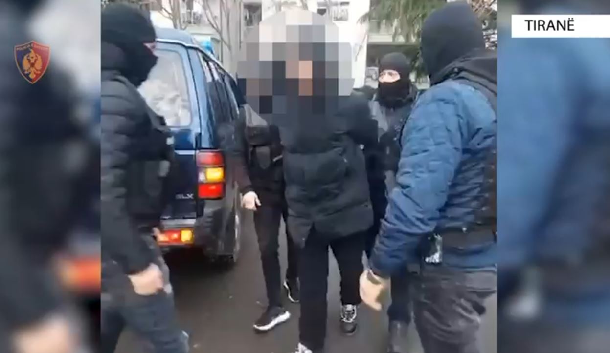 Sherr për motive pronësie mes tre të rinjve në Tiranë! 21-vjeçari kërcënon me armë zjarri 26-vjeçarin