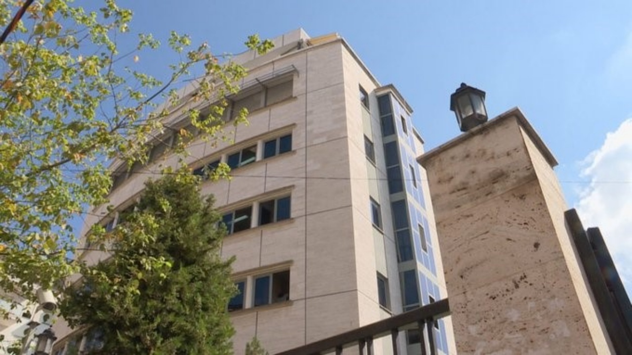 Djemtë në hetim për “shtëpi bari” në Angli, Prokuroria e Tiranës konfiskon pasuritë e prindërve