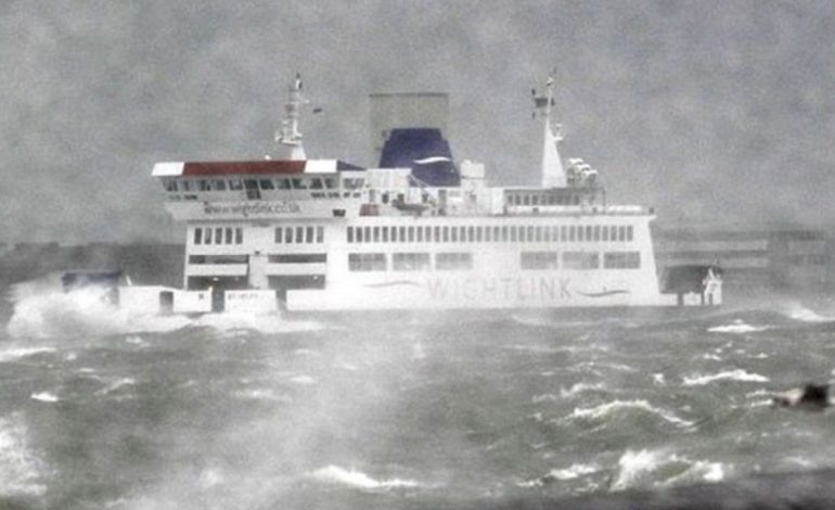 Përkeqësimi i motit në fundjavë, pezullohen lundrimet e trageteve nga Durrësi drejt Barit dhe nga Vlora drejt Brindizit