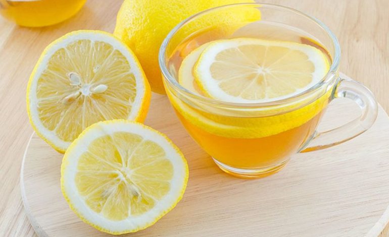 Uji i Ngrohtë me Limon Përpara Gjumit – Rastet Shëndetësore Kur Nuk Duhet Pirë