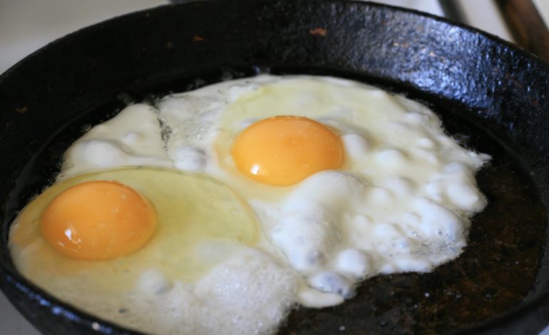 Sekreti i Rënies nga Pesha – Kur Duhet të Hani Mëngjesin dhe Darkën