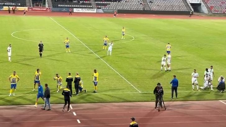 VIDEO/ Lojtarët çelin iftar në “Elbasan Arena”, ndeshja u ndërpre për pak çaste, pikante te Elbasani-Lushnja