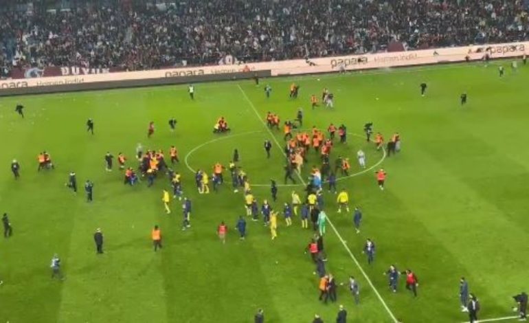 VIDEO/ Skandal në futbollin turk! Shpërthen dhuna pas ndeshjes, tifozët e Trabzonspor sulmojnë lojtarët e Fenerbahçes
