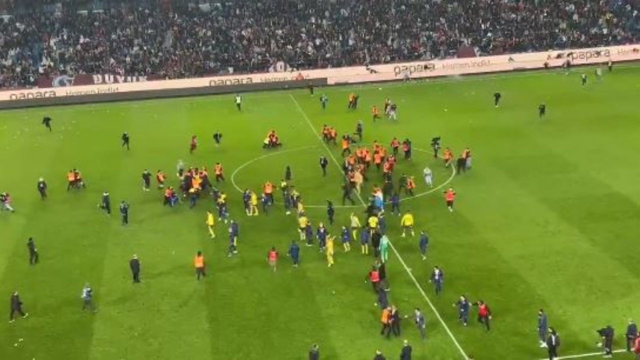 VIDEO/ Skandal në futbollin turk! Shpërthen dhuna pas ndeshjes, tifozët e Trabzonspor sulmojnë lojtarët e Fenerbahçes