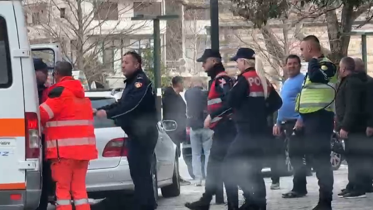 LAJM I FUNDIT! Sherr mes taksixhinjve në Vlorë për pasagjerë, disa të plagosur