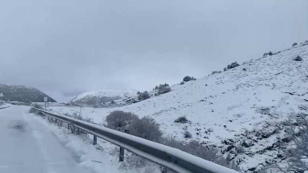 Zbardhet Gjirokastra/ Reshjet e dëborës në të gjithë qarkun krijojnë panoramën e bukur! Rrugët janë të kalueshme