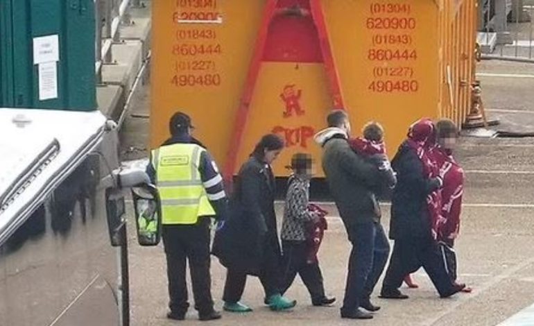 “Pagesa 18 mijë paund!”/ Investigimi i Daily Mail: Banda shqiptare bashkon gratë dhe fëmijët me të afërmit në Angli, pasaportat i sigurojnë nga zyrtarët e korruptuar të…