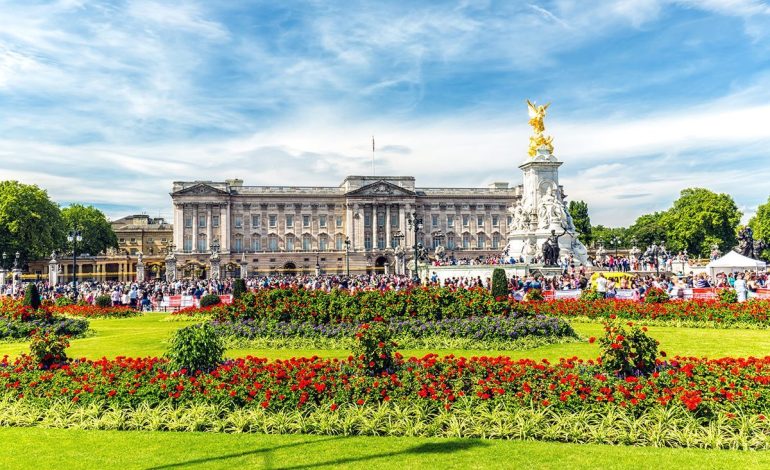 Skandale të njëpasnjëshme, Pallati Mbretëror kërkon një asistente të re