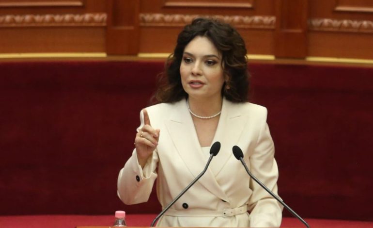 “E bleu dhe RAI-n, siç bleu zgjedhjet”, Spiropali: Historia u ‘kokëpërmbys’, shprehim solidaritet për drejtuesin