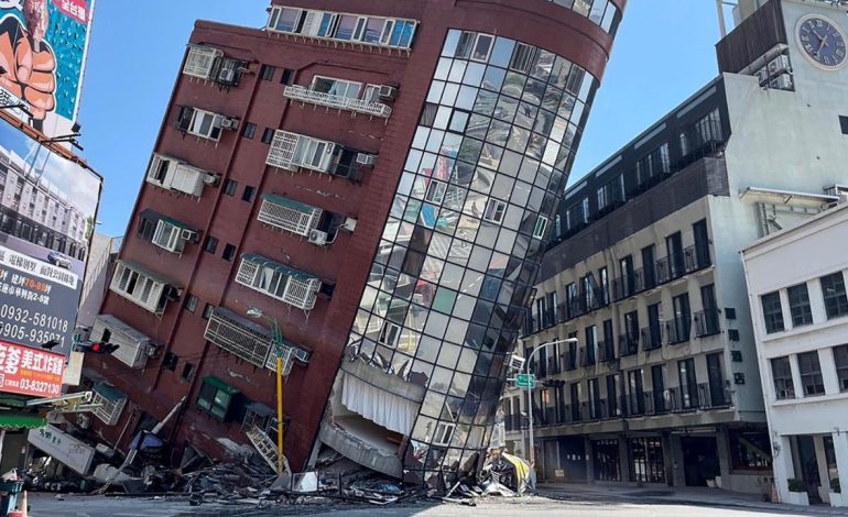 Pamje apokaliptike në Tajvan pas tërmetit 7.4 ballë/ Momentet kur pallatet lëkunden, banorët largohen dhe ulërinë nga frika