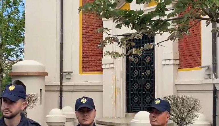 Protesta para bashkisë, opozita qëllon me vezë dhe mollë në drejtim të godinës