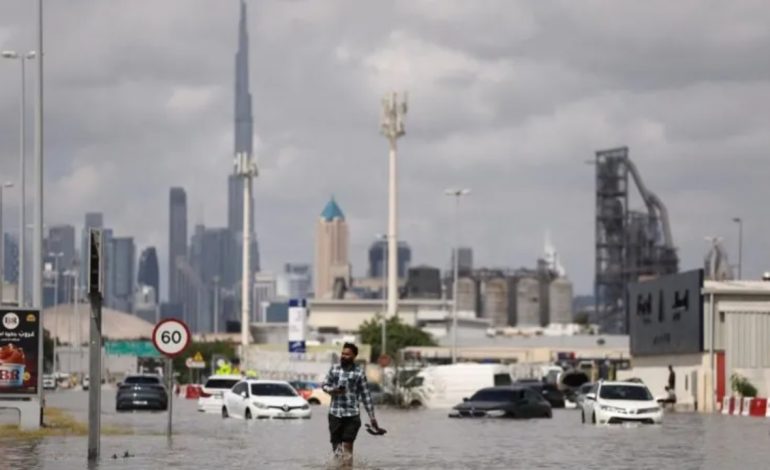 Përmbytjet ‘apokaliptike’ në Dubai që tronditën qytetin e përsosur