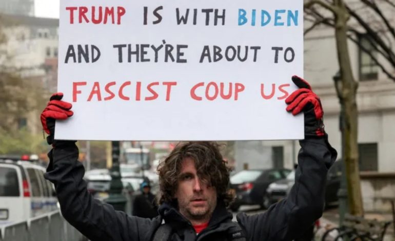 I vuri flakën vetes jashtë gjyqit të Trump-it, ndërron jetë 37-vjeçari (Foto)